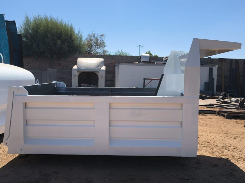 Detalle de caja de volteo y conversión de camión de trabajo