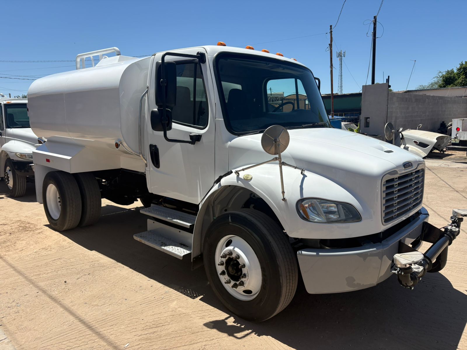 Vista frontal derecha de la Freightliner M2