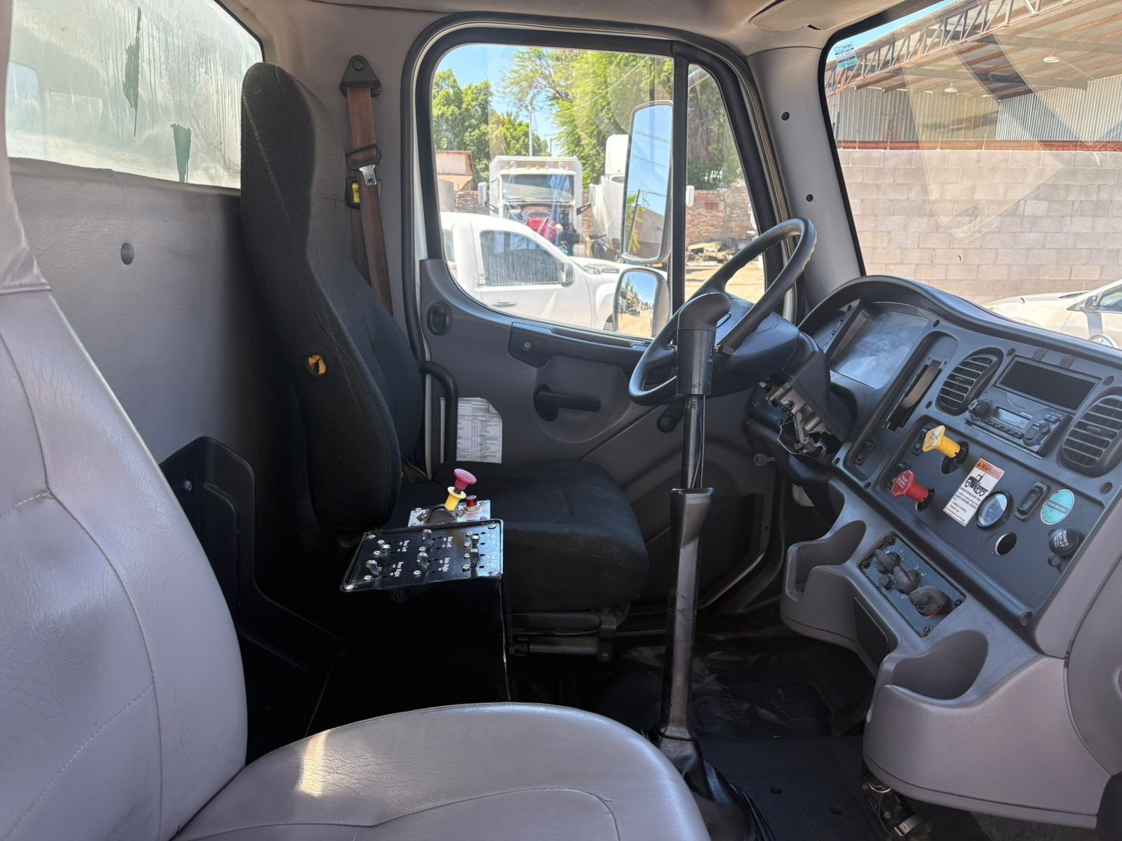 Interior de cabina de la Freightliner M2