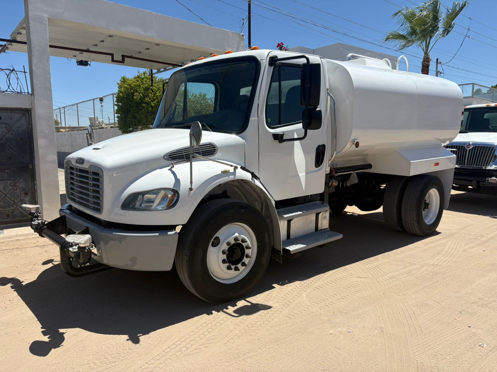 Pipa de agua Freightliner M2 2013 con tanque de 10,000 litros