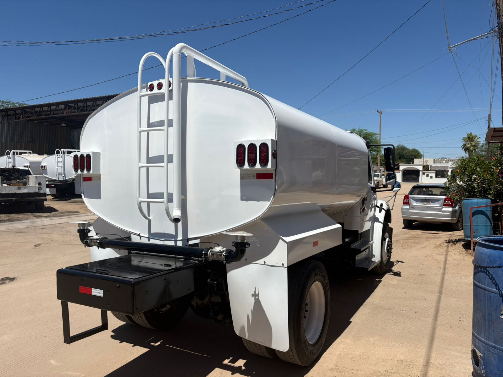 Vista trasera izquierda de la pipa Freightliner M2