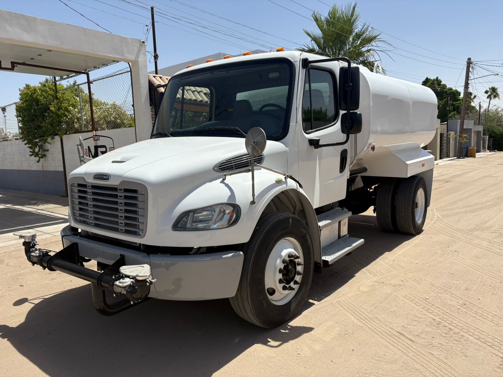 Vista frontal derecha de la Freightliner M2