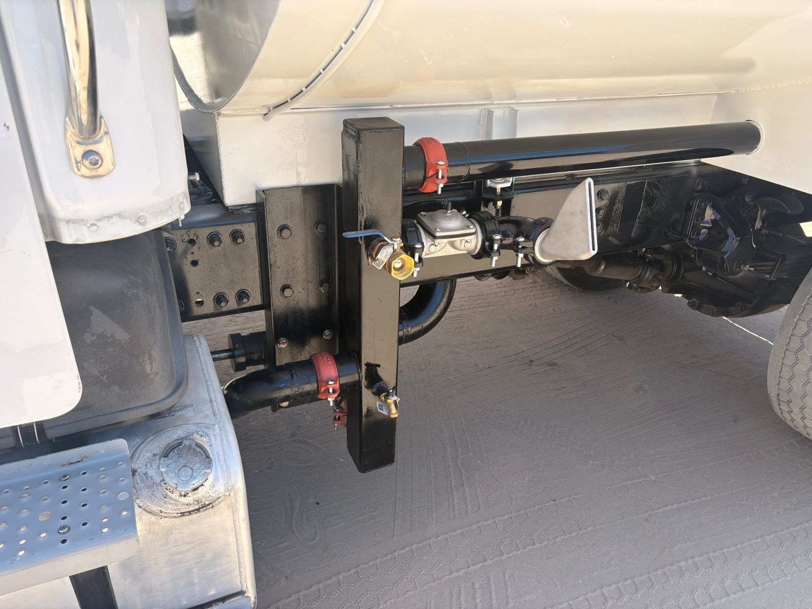 Detalle de tubería y salidas independientes de la pipa Freightliner M2