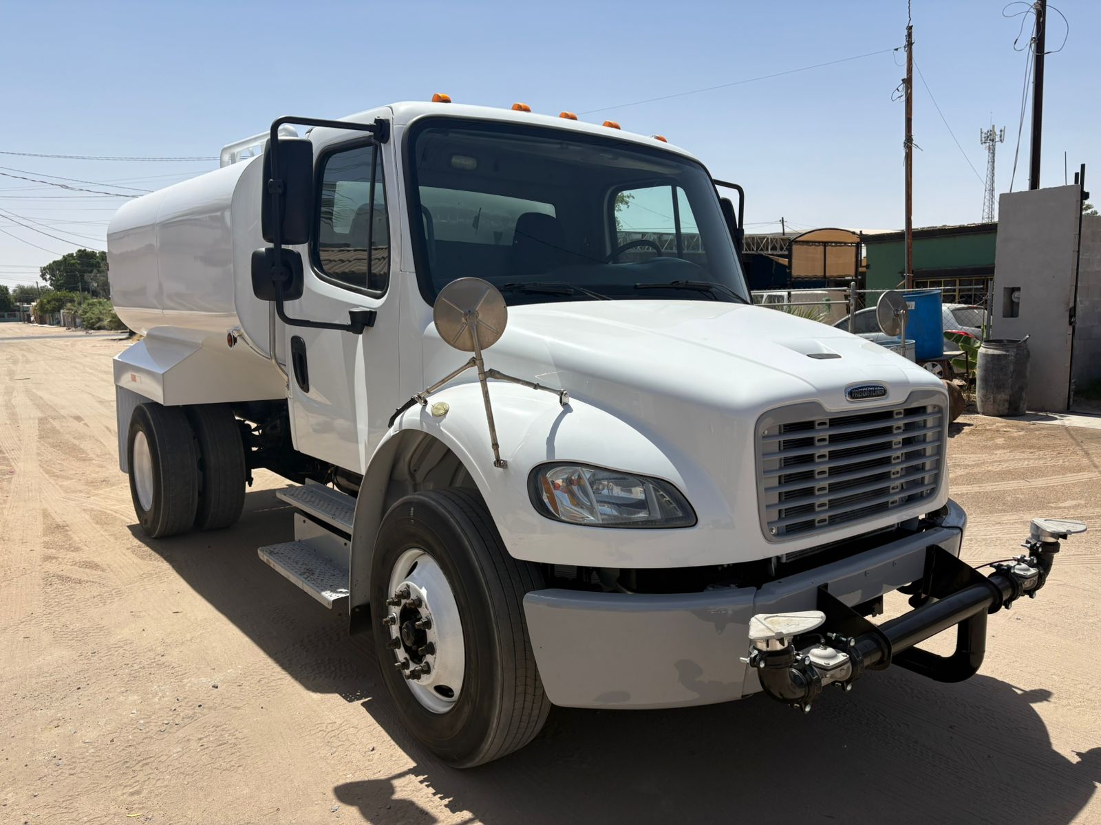 Vista trasera izquierda de la pipa Freightliner M2