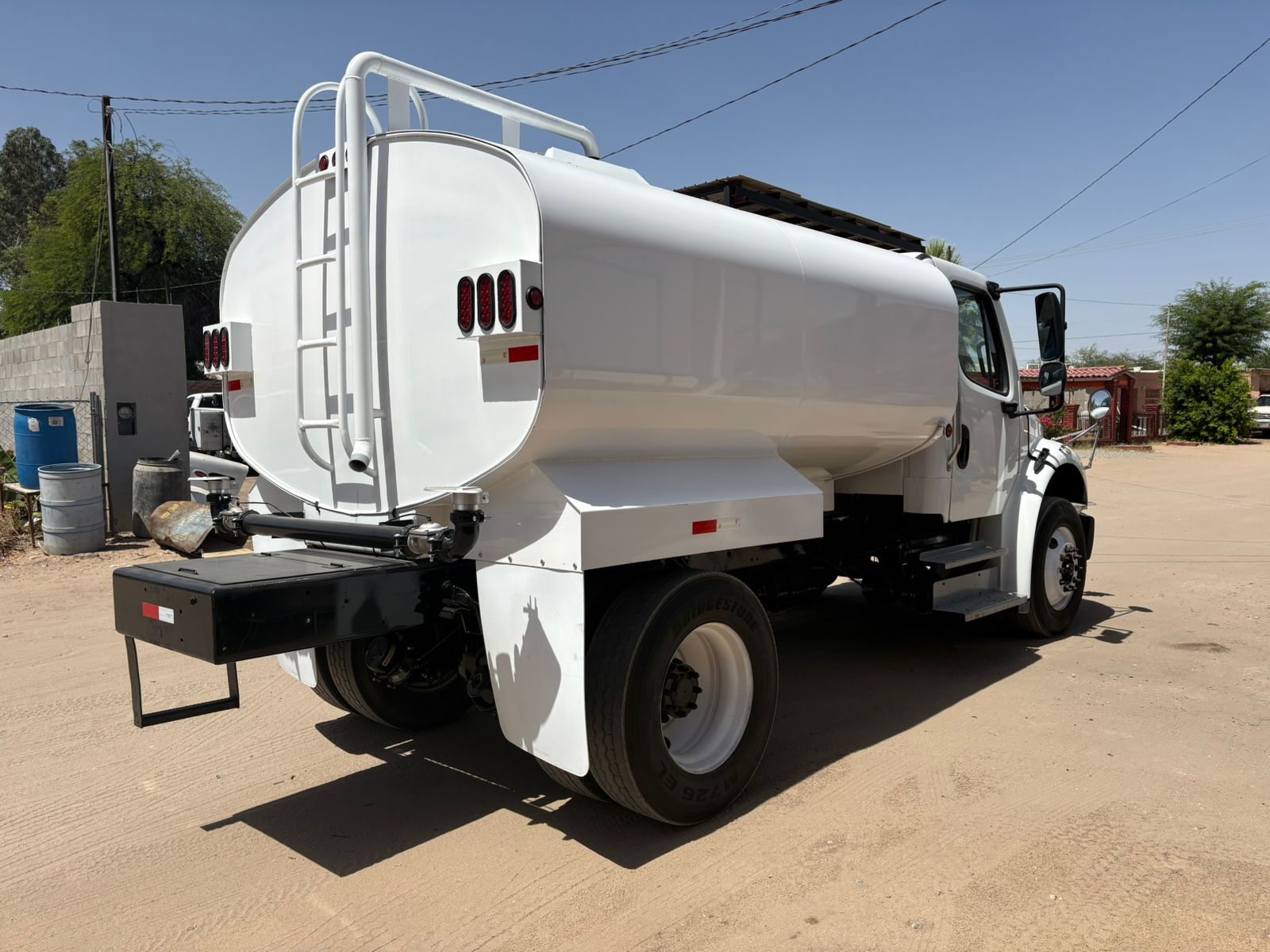 Vista trasera derecha de la pipa Freightliner M2