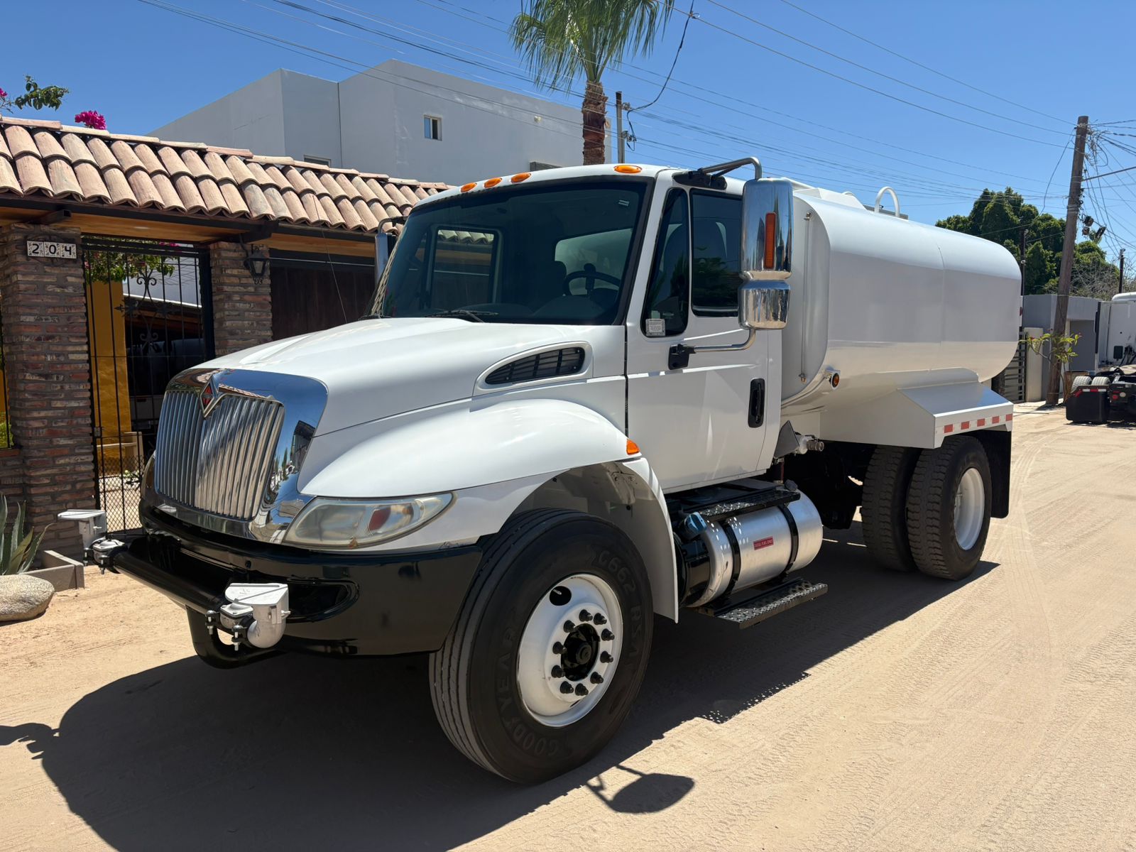 Pipa de agua International 4300 2016 con tanque nuevo de 10,000 litros