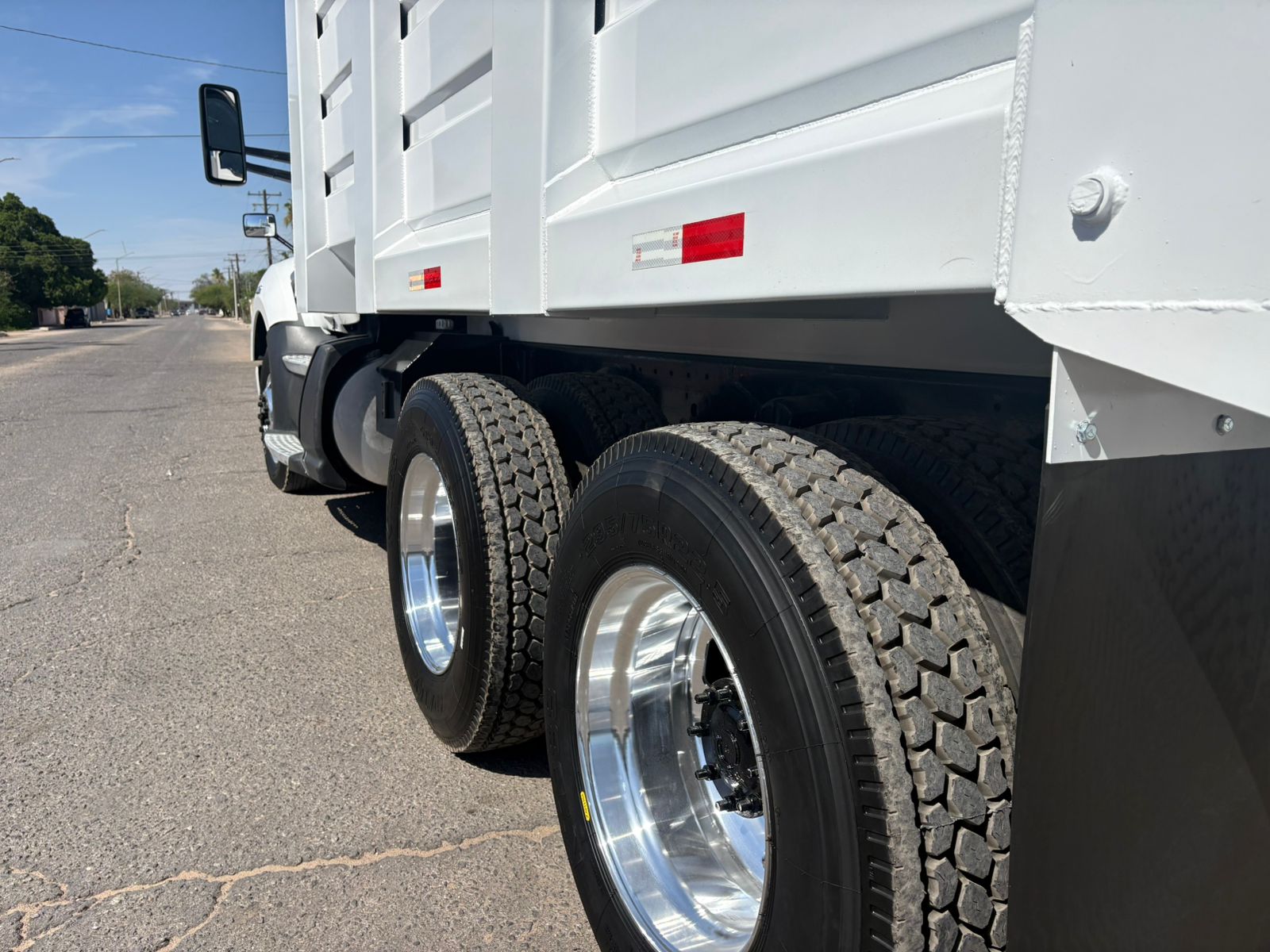 Vista frontal derecha del Kenworth T660