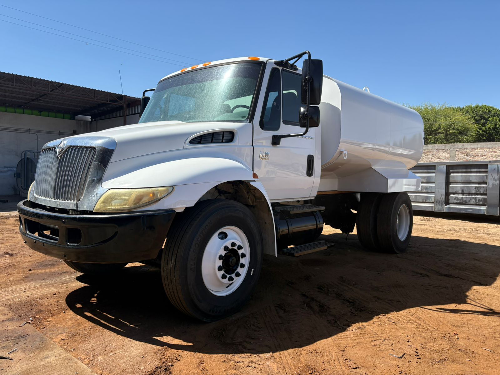 Pipa de agua International 4400 2007 con tanque nuevo de 10,000 litros